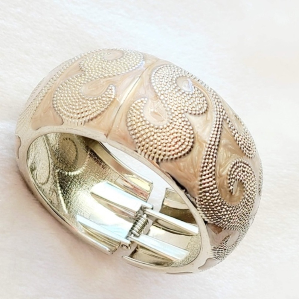 Fornash Inc Elegant Silver and Cream Women's Bracelet